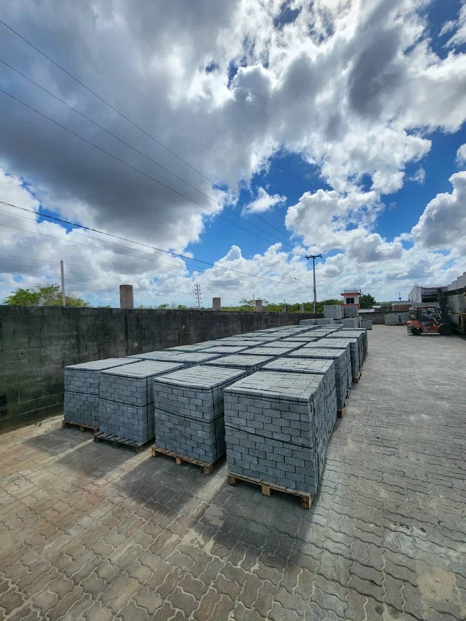 Blocos de concreto empilhados na fábrica